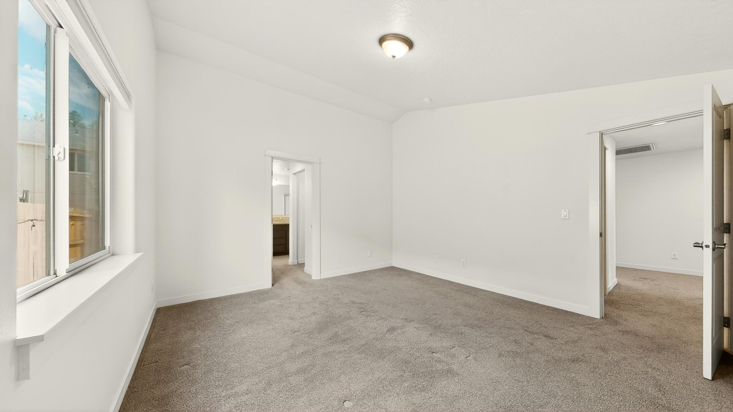 680 McKinney Ranch Road Sisters, OR 97759 - Photo 27 of 41 an empty room with windows