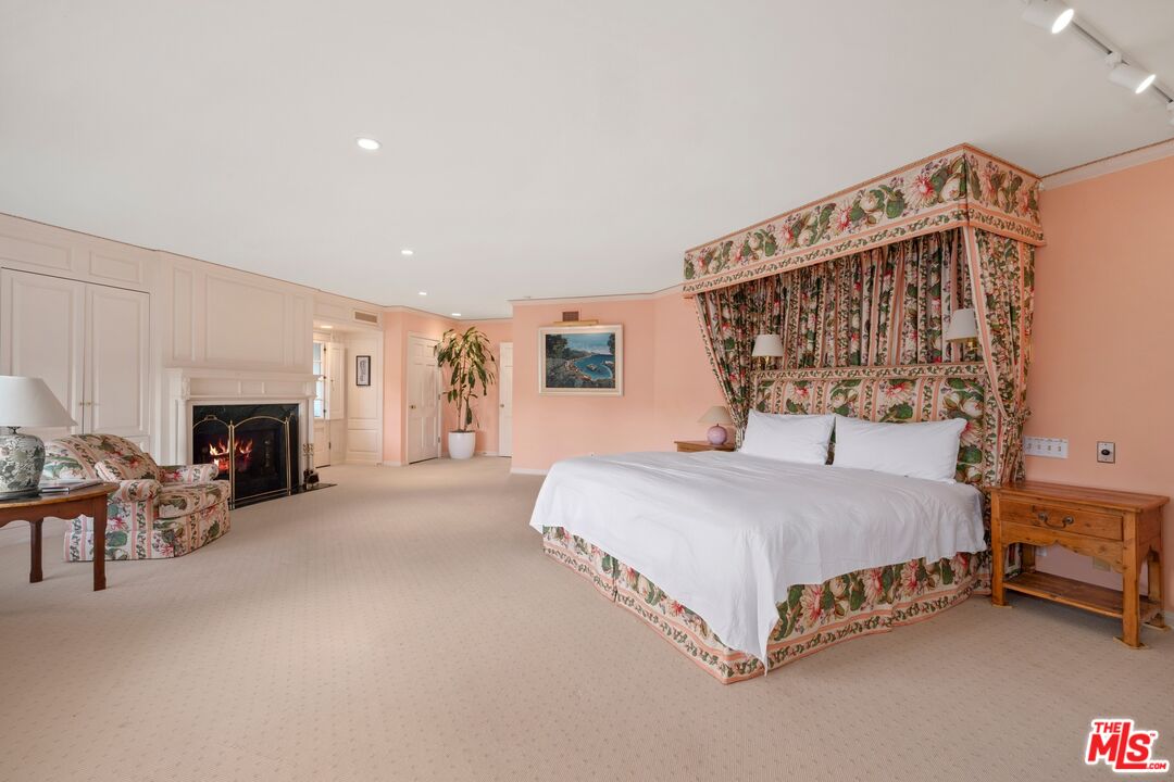 524 North Rockingham Avenue Los Angeles, CA 90049 - Photo 14 of 24 a spacious bedroom with a bed and furniture
