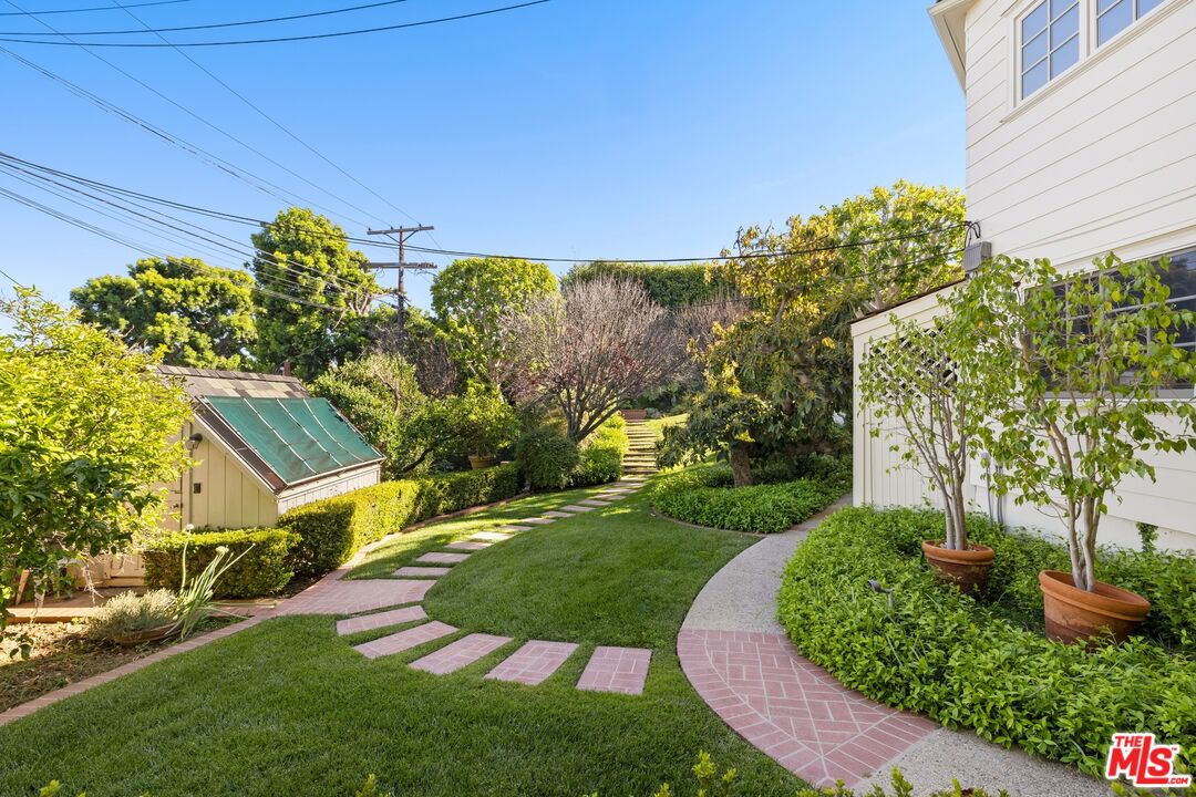 524 North Rockingham Avenue Los Angeles, CA 90049 - Photo 21 of 24 a view of a back yard