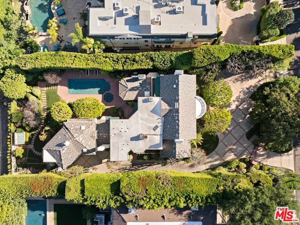 524 North Rockingham Avenue Los Angeles, CA 90049 - Photo 22 of 24 an aerial view of residential houses with outdoor space