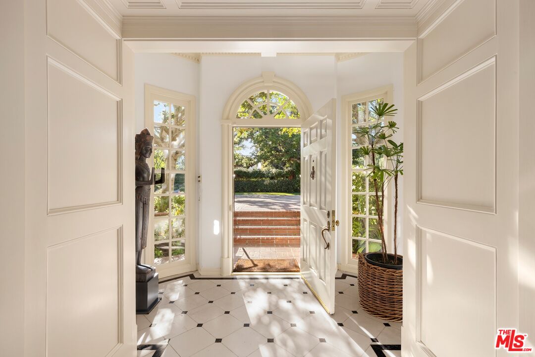524 North Rockingham Avenue Los Angeles, CA 90049 - Photo 4 of 24 a view of an entryway with wooden floor