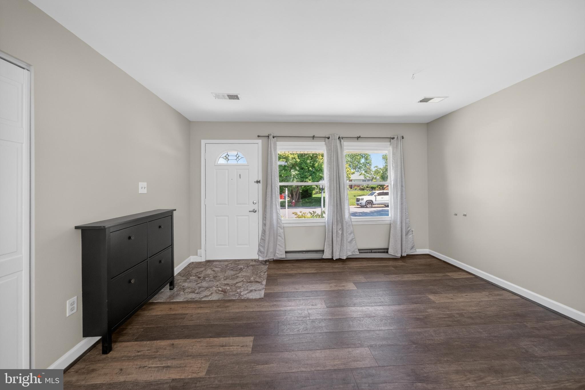 1023 South Hoga Road Sterling, VA 20164 - Photo 5 of 39