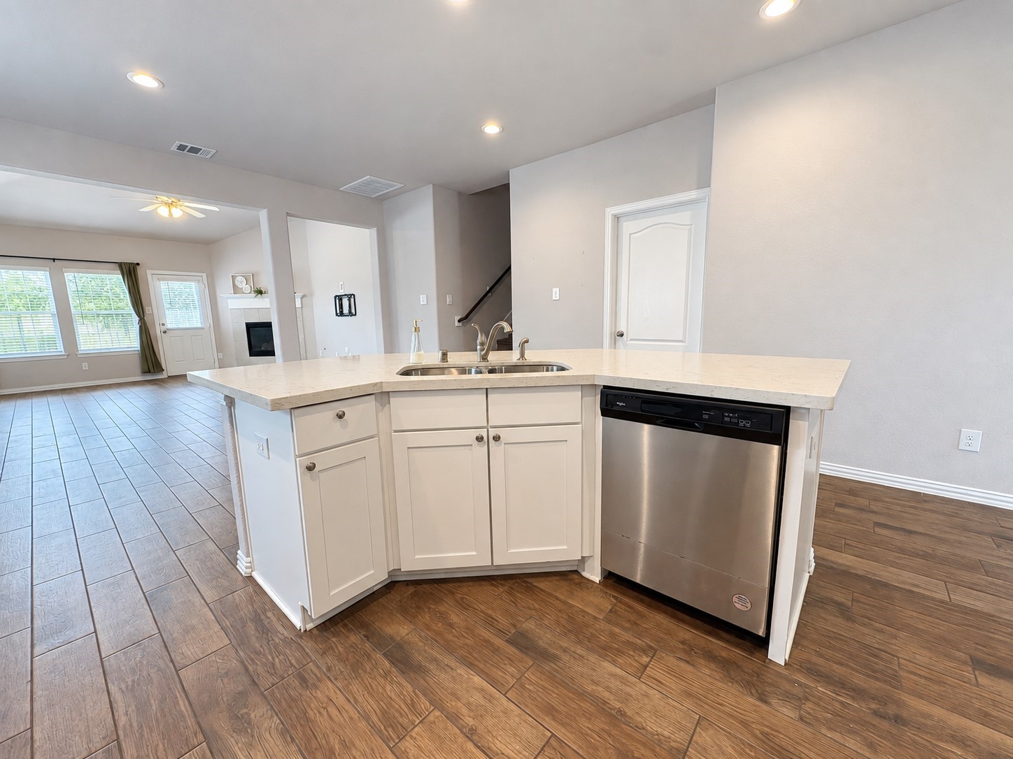 140 Kelly Street Angleton, TX 77515 - Photo 3 of 32 Gallery Image 3