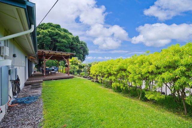 a view of yard with green space