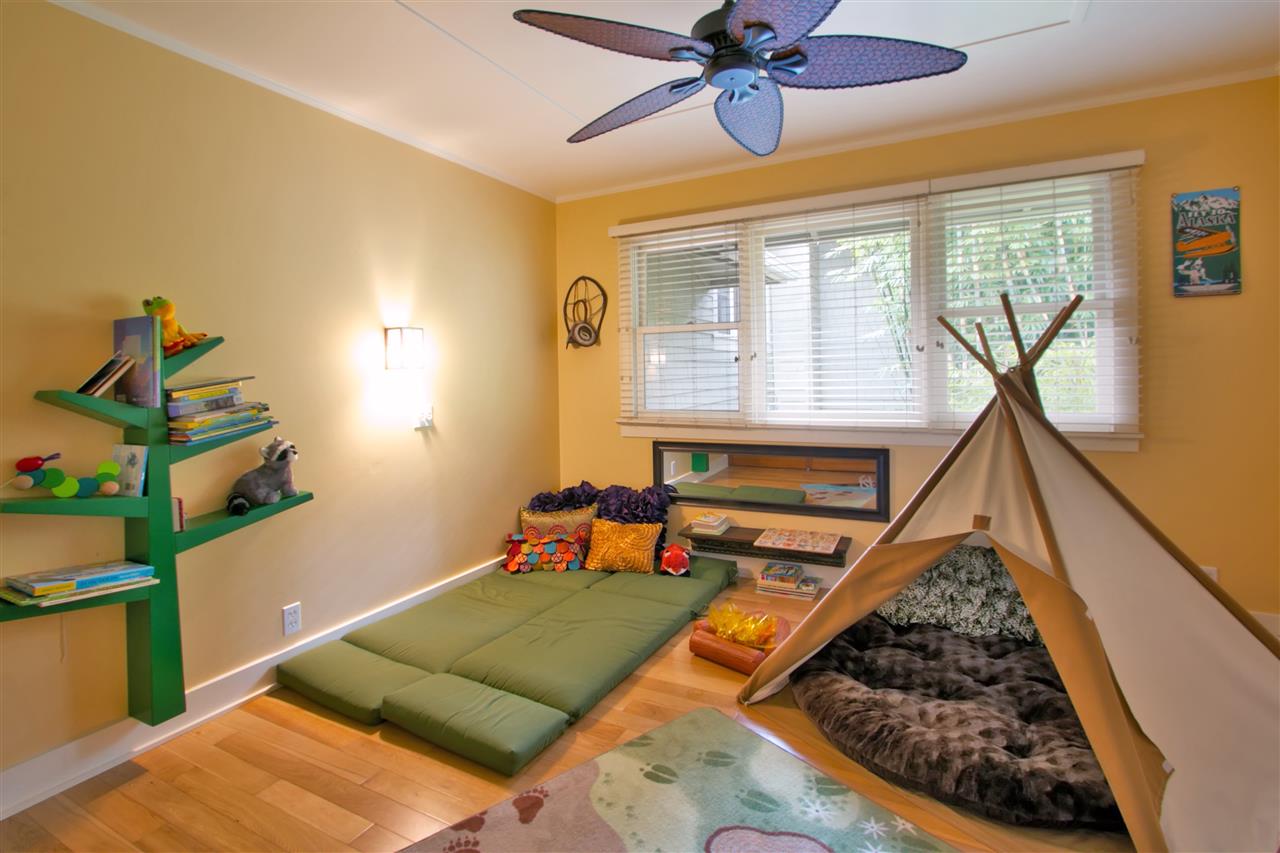 261 Awalau Road Haiku, HI 96708 - Photo 14 of 29 a bed room with a bed and a window