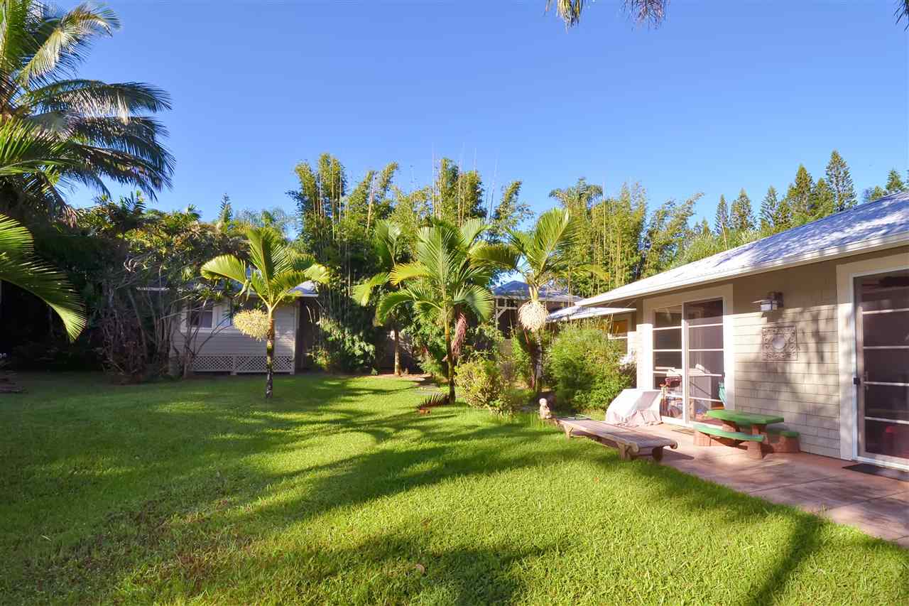 261 Awalau Road Haiku, HI 96708 - Photo 26 of 29 a view of a backyard with a garden and plants