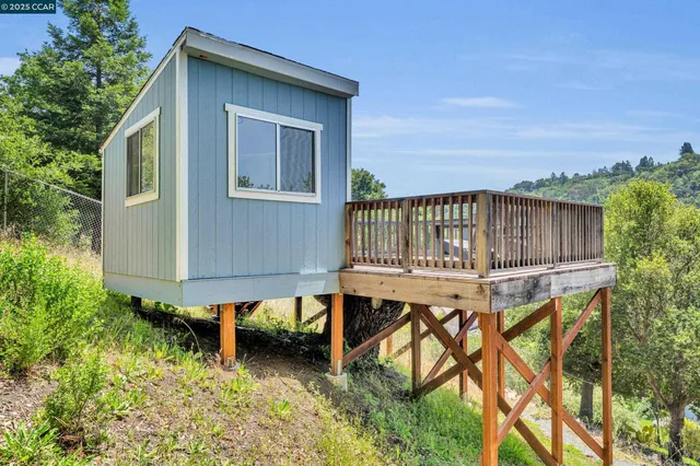 a view of a dinning table and chairs in patio