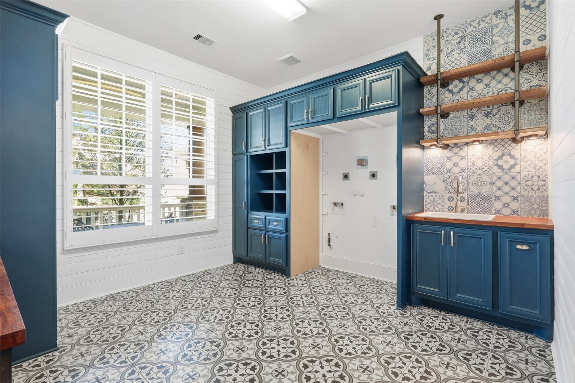 66 North Thatcher Bend Circle Spring, TX 77389 - Photo 13 of 50 Laundry