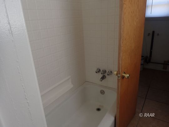 721 South Allen Street Ridgecrest, CA 93555 - Photo 5 of 10 a bathroom with a bathtub
