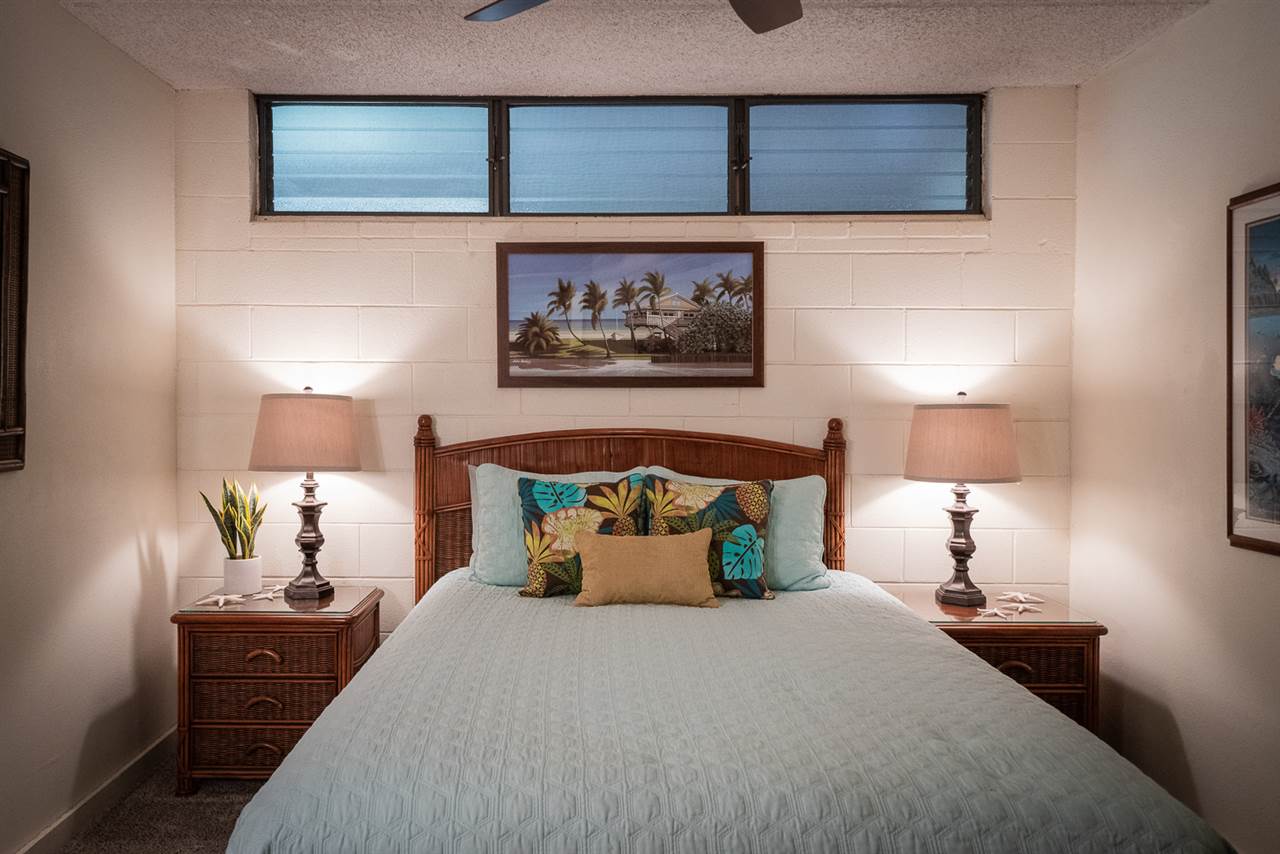 2531 South Kihei Road, Unit DG06 Kihei, HI 96753 - Photo 3 of 16 a bedroom with a bed and a lamp