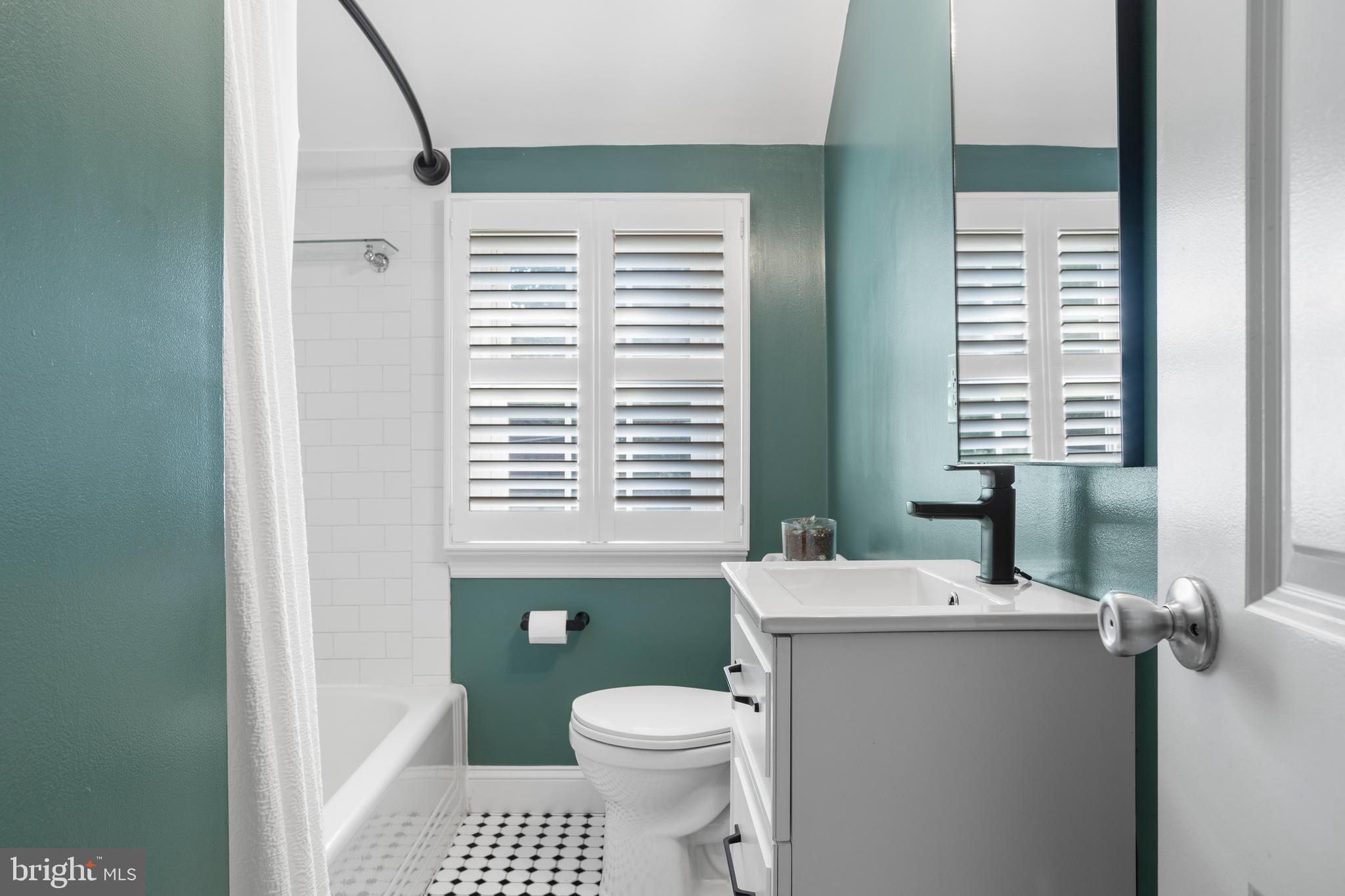 100 Shelburne Road Springfield, PA 19064 - Photo 20 of 31 a bathroom with a sink a toilet and tub