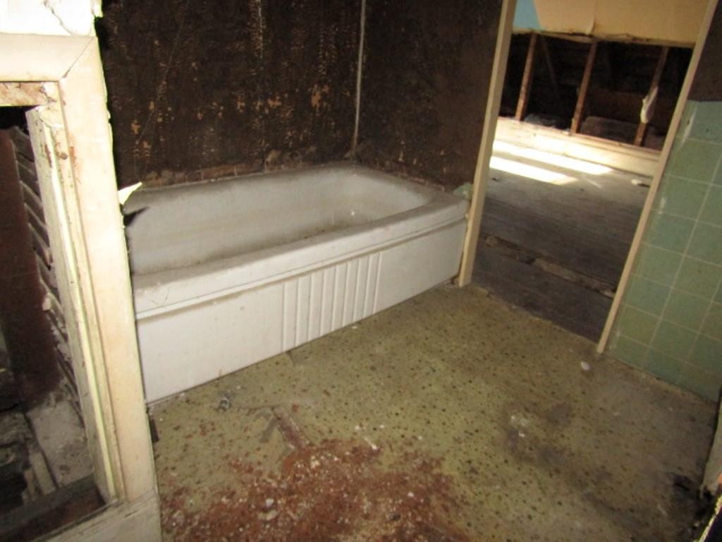 501 9th Street Freedom, PA 15042 - Photo 24 of 25 a bathroom with a shower