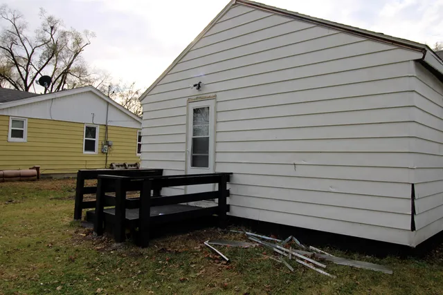 a small white building and outdoor space