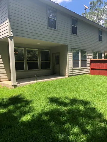 a view of front of a house with a yard and front view of a house