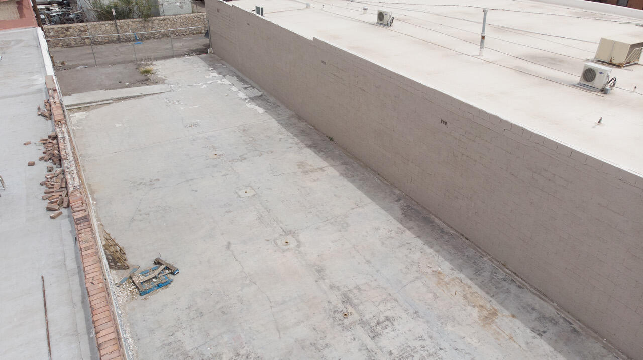 412 South Stanton Street El Paso, TX 79901 - Photo 5 of 5 a view of a bathtub
