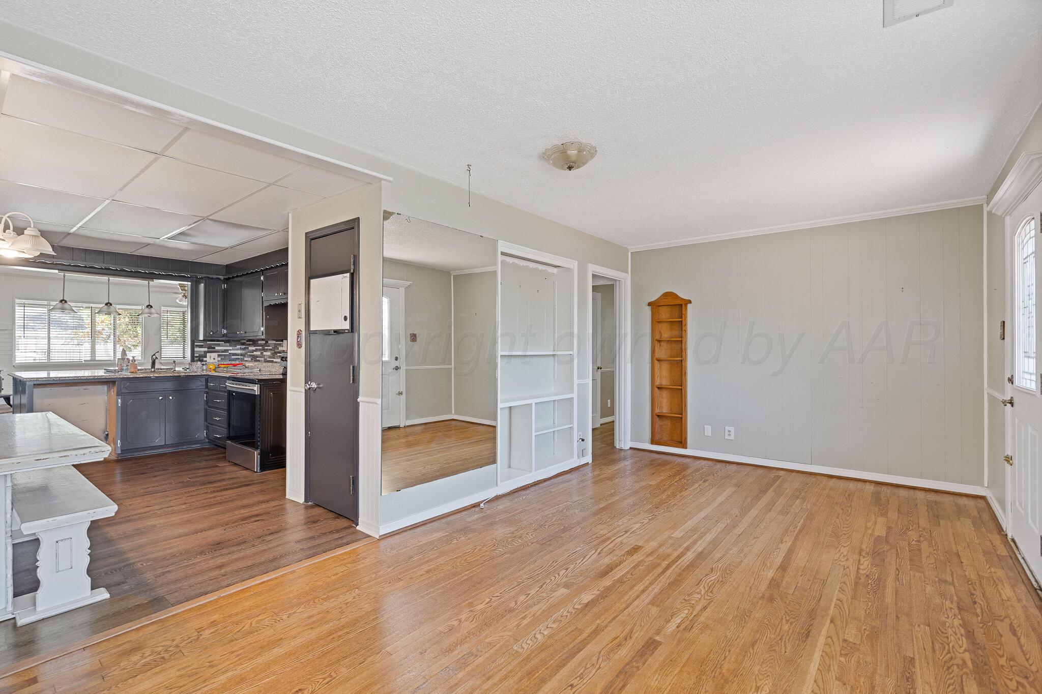 4103 Cline Road Amarillo, TX 79110 - Photo 5 of 18 Entry / Front Living Room View 2