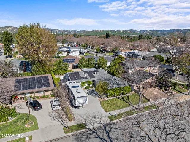 a picture of a book shelf