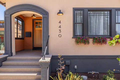 a view of entryway with livingroom