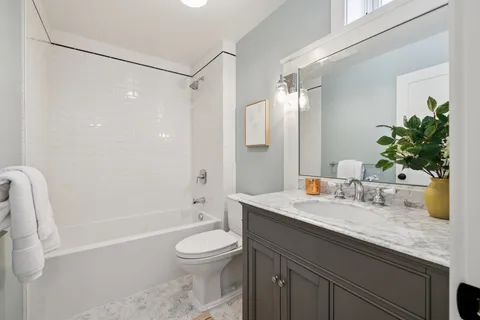 a en suite bathroom with a double vanity sink and mirror