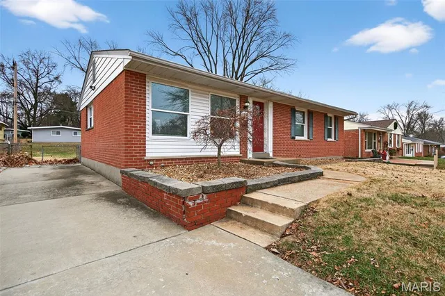 $170,000 | 260 St Edward Lane, Florissant, MO 63033