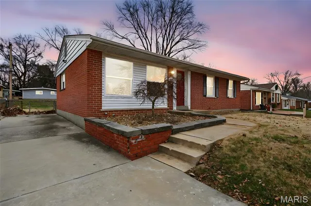 $170,000 | 260 St Edward Lane, Florissant, MO 63033