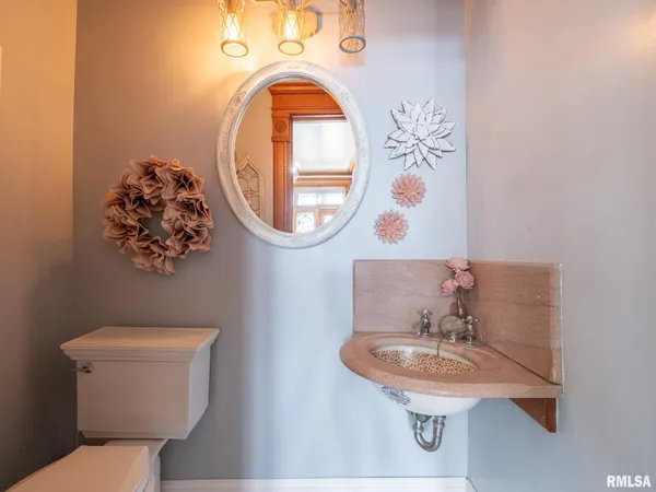 $359,900 | 725 Park Avenue, Pekin, IL 61554