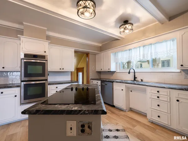 $359,900 | 725 Park Avenue, Pekin, IL 61554