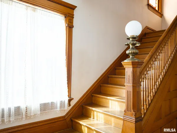 $359,900 | 725 Park Avenue, Pekin, IL 61554