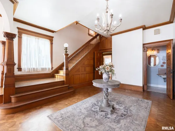 $359,900 | 725 Park Avenue, Pekin, IL 61554