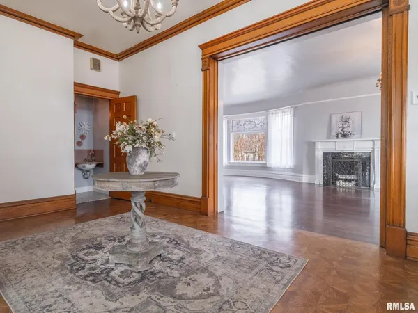 $359,900 | 725 Park Avenue, Pekin, IL 61554