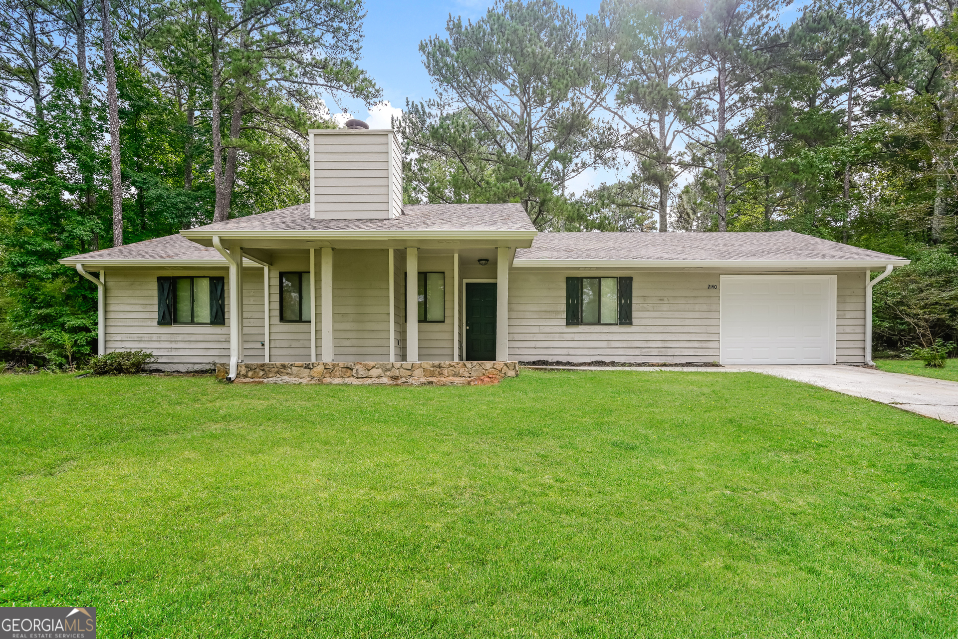 a view of a house with a backyard