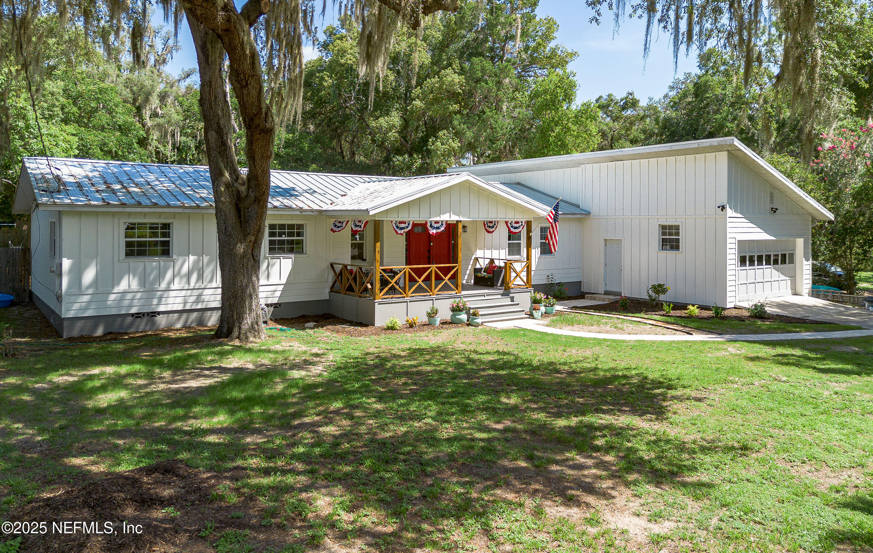 90 Forest Street Keystone Heights, FL 32656 - Photo 38 of 42 a backyard of a house with table and chairs