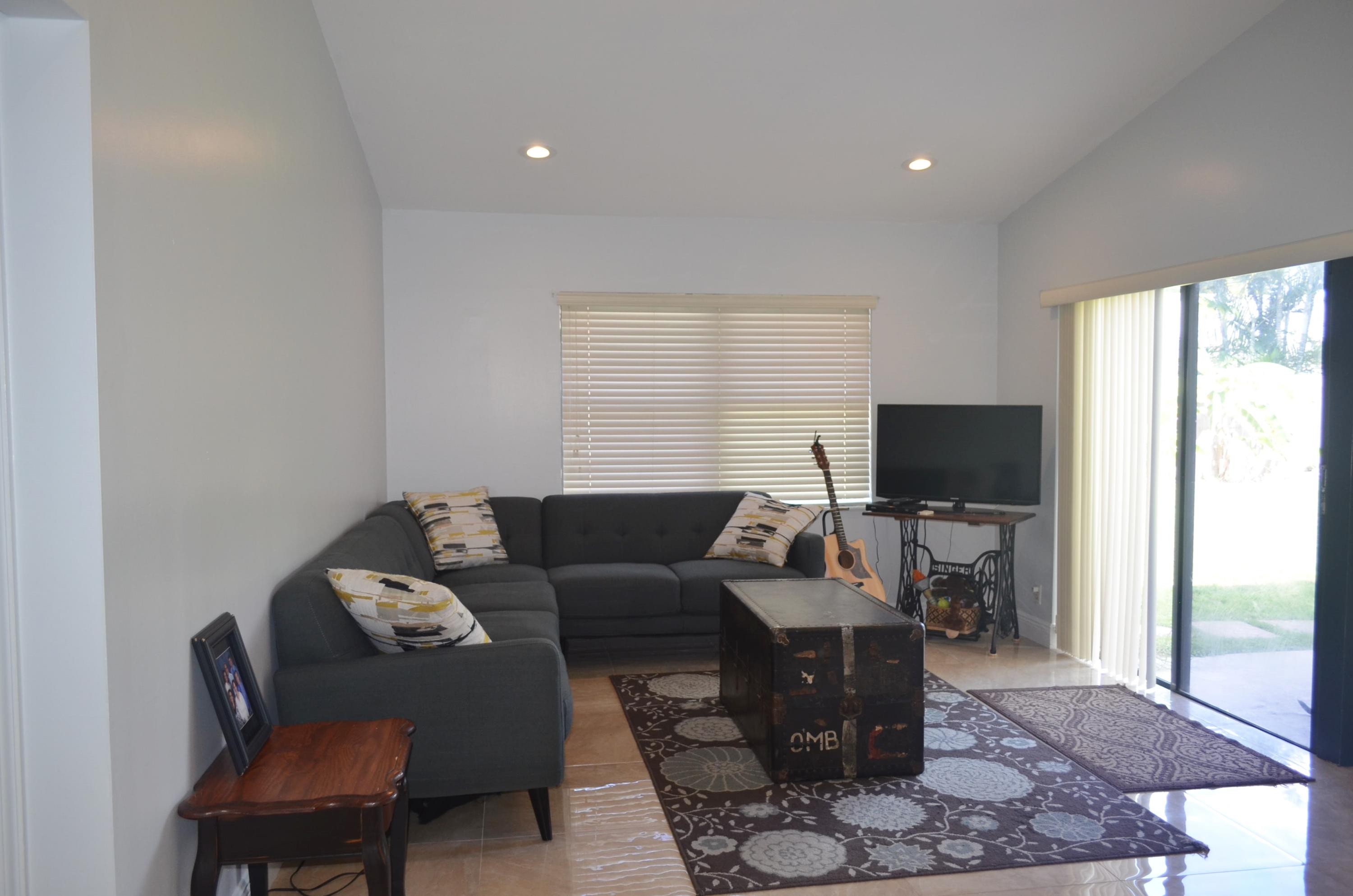9176 Gettysburg Road Boca Raton, FL 33434 - Photo 3 of 25 Living Room