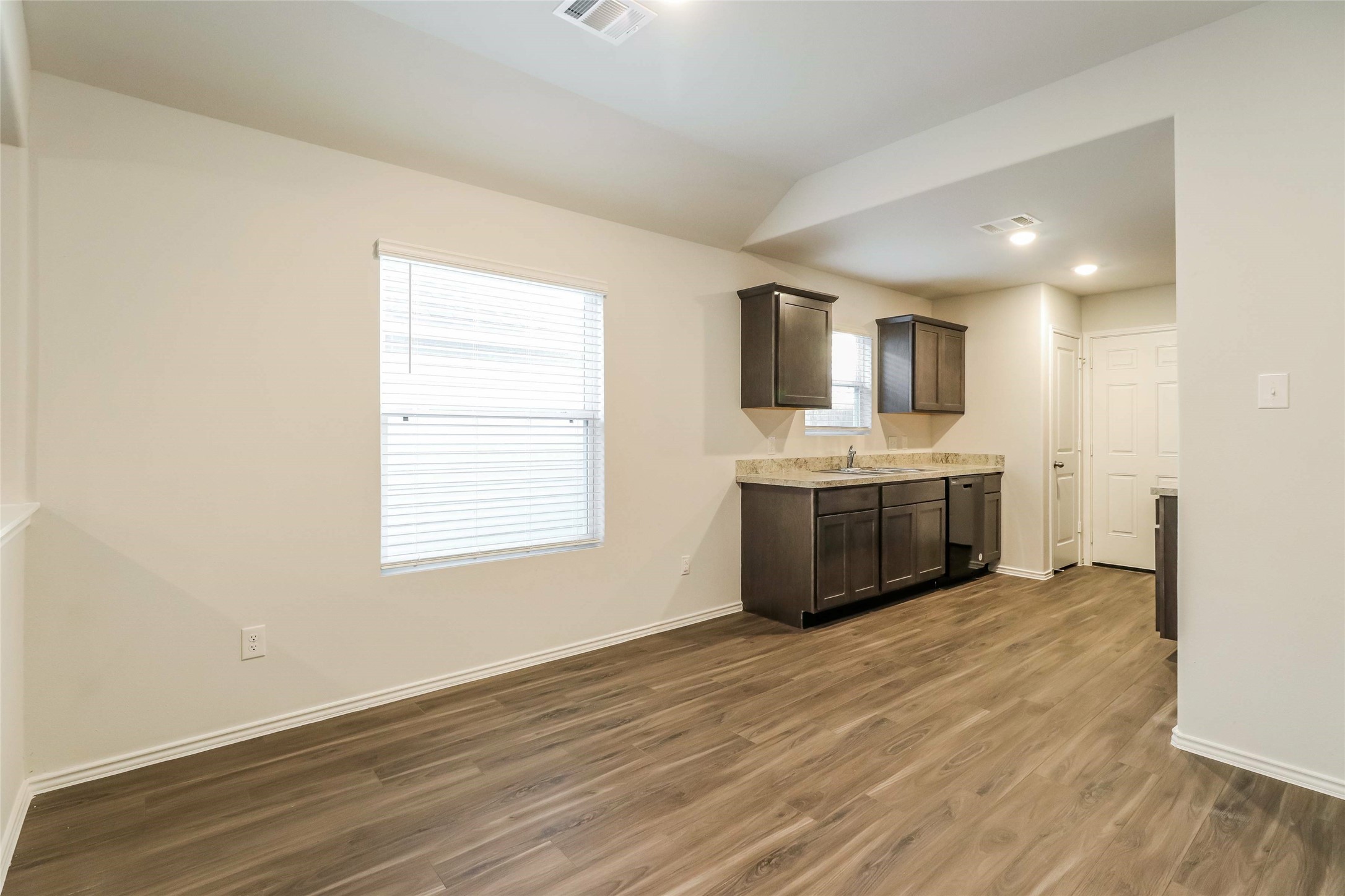 2134 Middle Rdg Drive Conroe, TX 77301 - Photo 10 of 19 Photos may be representative of the floor plan and not the exact home. Finishes, layout, and features of the actual property for lease may vary.