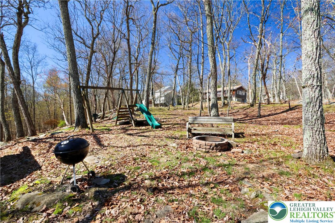 214 Mockingbird Court Bushkill, PA 18324 - Photo 23 of 40 a backyard of a house with table and chairs