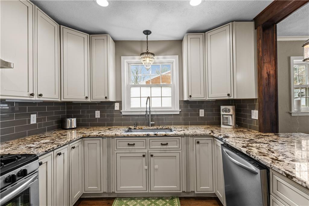 2814 Graham Boulevard Pittsburgh, PA 15235 - Photo 12 of 30