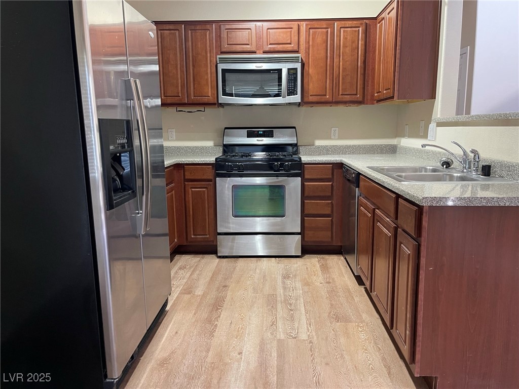 10519 Hedge View Avenue Las Vegas, NV 89129 - Photo 7 of 39 Kitchen with a sink, stainless steel appliances, l