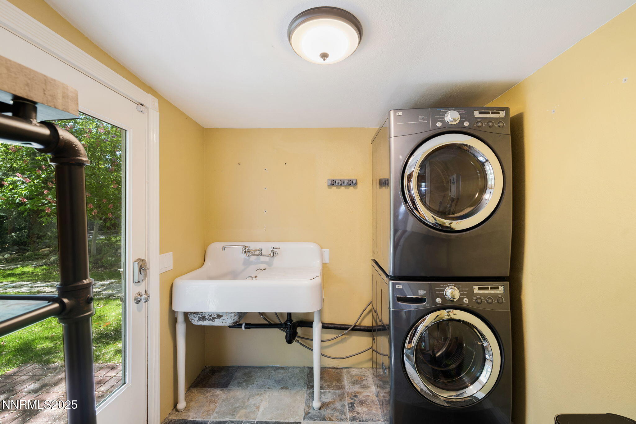 1555 Marsh Avenue Reno, NV 89509 - Photo 74 of 84 a view of a bedroom with washer and dryer