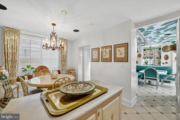 a table and chairs in a livingroom