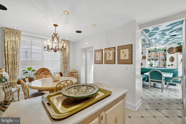 a table and chairs in a livingroom