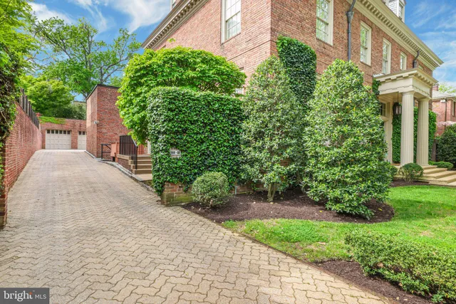 a view of a back yard of the house