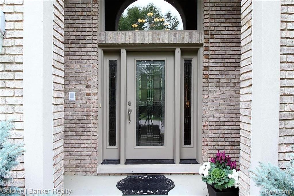 1998 Barrington Court Rochester Hills, MI 48306 - Photo 2 of 37