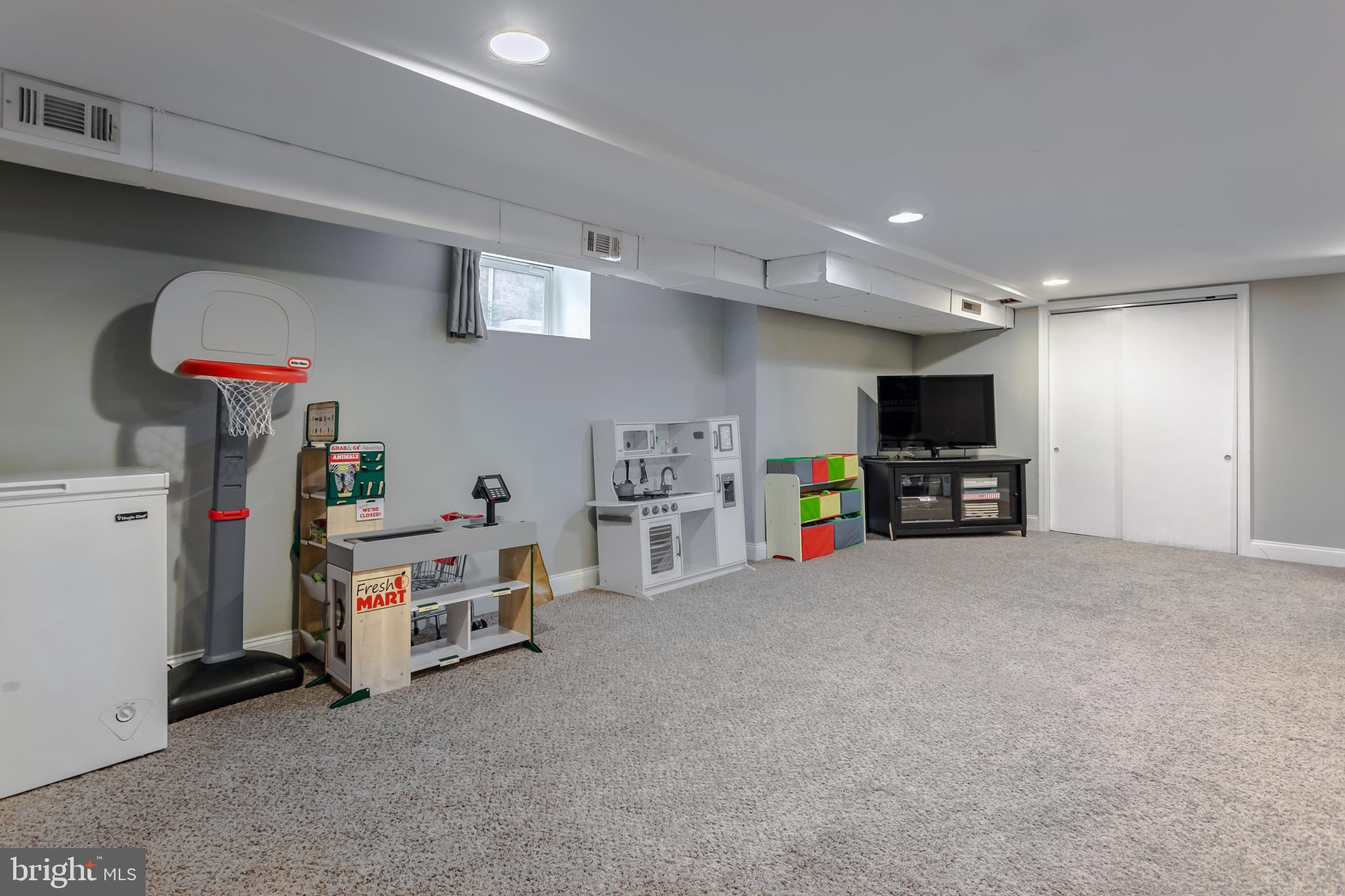 34 Greenhill Road Springfield, PA 19064 - Photo 31 of 36 a view of game room with toys and flat screen tv