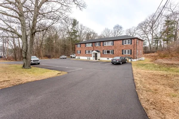 $2,300 | 157 Central Street, Unit 1, Foxboro, MA 02035