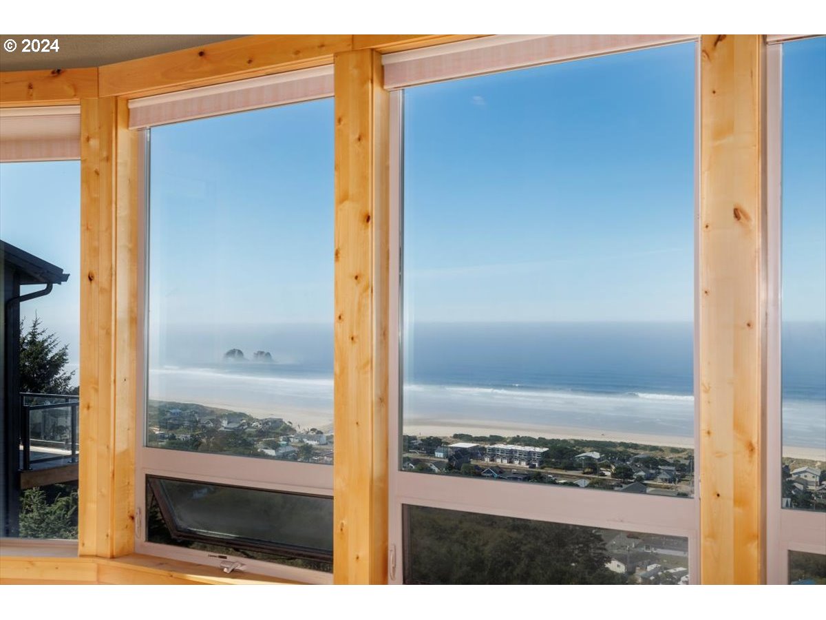 367 South Longview Loop Rockaway Beach, OR 97136 - Photo 39 of 43 a view of living room