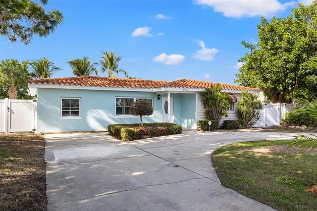 a view of a house with backyard and sitting area