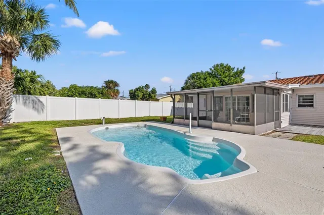 a view of a backyard