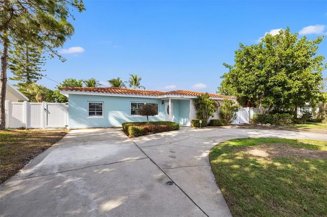 a view of a house with backyard and a tree