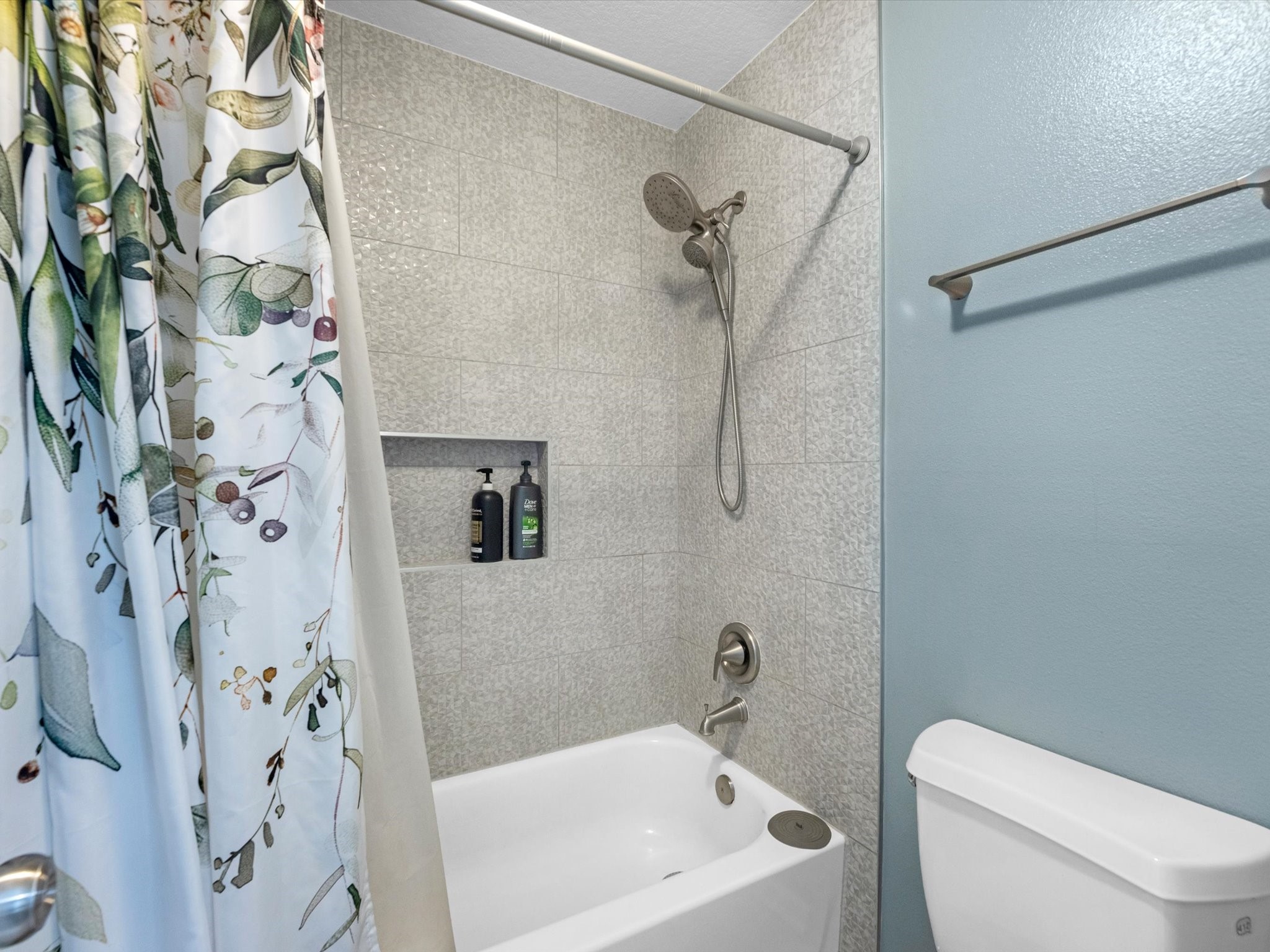 22422 Lamaster Lane Spring, TX 77373 - Photo 25 of 35 Tub/shower combo bathroom.