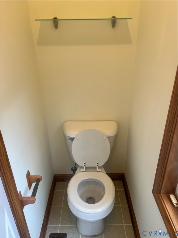 11449 Cedar Run Road Petersburg, VA 23805 - Photo 8 of 19 a bathroom with a toilet